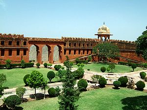 300px-Rajasthan-Jaipur-Jaigarh-Fort-compound-Apr-2004-00